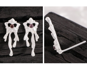 Gros plan sur boucles d'oreilles en argent S925 style fondu avec zircon violet
