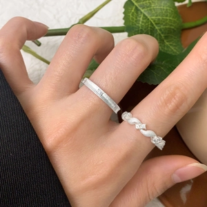 S925 sterling silver brushed twisted ring set with cubic zirconia on woman hand