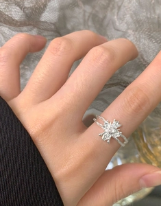 Détail d'une bague coeur en argent S925 avec texture martelée et zircon sur le doigt