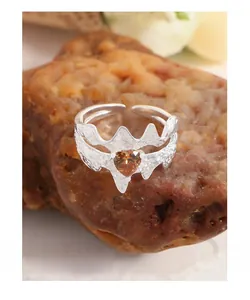 Détail de la bague en argent S925 avec couronne irrégulière et zircon ambré en cœur