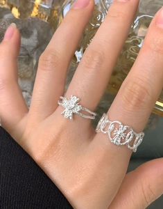 Détails macro de bagues en argent S925 avec zircon en cœur et motifs étoilés ciselés