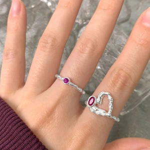 Bague en argent S925 avec cœur et zircon rouge sur le doigt d'un mannequin