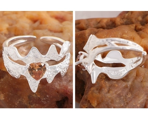 Détail du poinçon S925 sur une bague irrégulière en argent avec zircon cœur marron