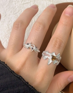 Détail de bagues en argent S925 avec zircon en cœur et texture de branche ciselée