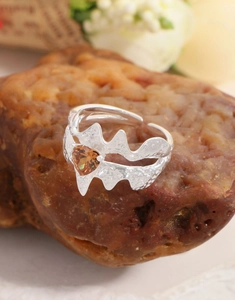 Détail de bague en argent S925 avec texture martelée et zircon orange en forme de cœur