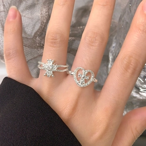 Ensemble de bagues S925 en argent avec cœur en zircon et texture martelée sur main