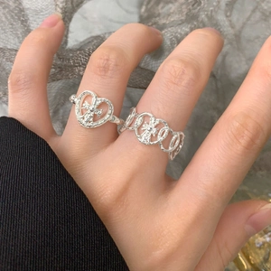 S925 sterling silver heart ring with hammer texture and star pattern on model hand