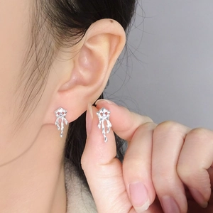 Boucles d'oreilles en argent S925 au design d'étoile en métal liquide sur le modèle