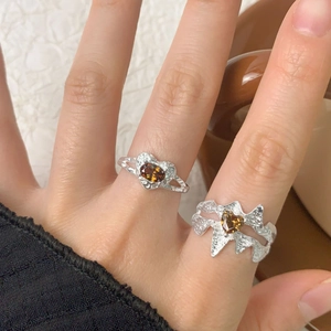 Bague en argent S925 avec zircon coeur et texture métal liquide portée sur la main