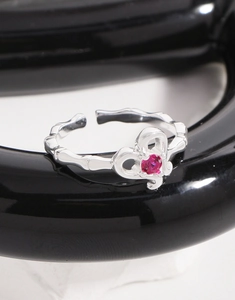 Detailed macro view of S925 silver heart ring featuring bamboo texture and pink zircon