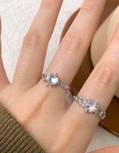 Close-up of S925 silver lava texture rings with heart-shaped moonstone on model hand