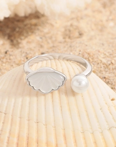 Dettaglio dell'anello aperto in argento S925 con conchiglia e perla su una conchiglia