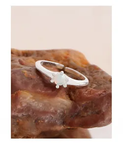Dettaglio dell'anello in argento S925 con pietra opale e castone a sei griffe