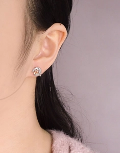 Primer plano de los pendientes de luna irregulares en plata S925 con circón en modelo