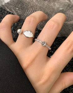 Dettaglio anello in argento S925 con conchiglia, perla e fascia con micro diamanti
