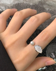 Dettaglio anello in argento S925 con foglia in conchiglia naturale e perla bianca