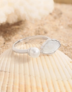 Dettaglio del marchio S925 su anello regolabile con perla e conchiglia naturale