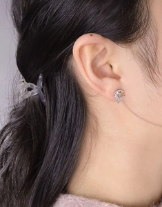 Primer plano de pendientes de luna en plata S925 con circón cuadrado puesto en oreja
