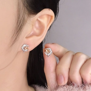 Pendientes de luna irregulares en plata con circón cuadrado champán para mujer