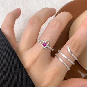 S925 sterling silver ring set featuring a pink gemstone heart and spiral textured band