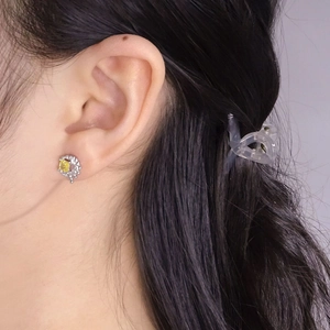 Pendiente de plata S925 con circón amarillo cuadrado y diseño de luna irregular
