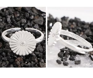 Macro shot of S925 sterling silver daisy ring with zircon and adjustable band