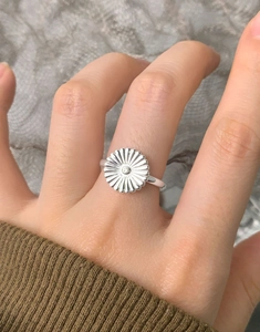 Detailed view of an S925 sterling silver daisy flower ring with a tiny zircon center