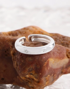 Detailed close-up of S925 sterling silver ring featuring engraved star patterns and zircon