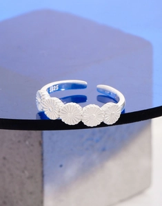 Close-up of S925 sterling silver daisy flower open ring with detailed craftsmanship