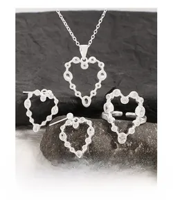 Vue macro de l'ensemble de bijoux coeur en argent S925 avec zircon sur fond de roche