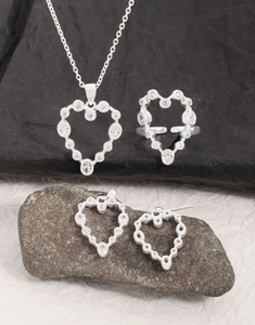 Gros plan d'un ensemble de bijoux en argent S925 avec zircons sur pierre naturelle