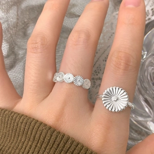 Elegant S925 sterling silver daisy rings featuring delicate floral patterns on hand