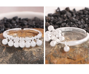 Dettaglio dell'anello in argento S925 con perle sferiche e design a fascia aperta regolabile