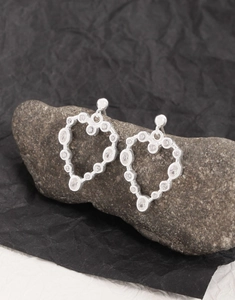 Vue détaillée de boucles d'oreilles cœur en argent S925 avec zircone sur pierre