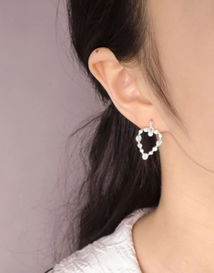 Gros plan de boucles d'oreilles cœur en argent S925 avec zircons sur mannequin