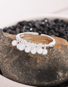 Dettaglio macro dell'anello in argento S925 con perle su roccia marrone strutturata