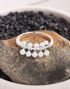 Dettaglio dell'anello in argento sterling S925 con pendenti a grappolo di perline