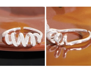 Vue macro du poinçon argent S925 sur l'anneau intérieur de la bague triple spirale