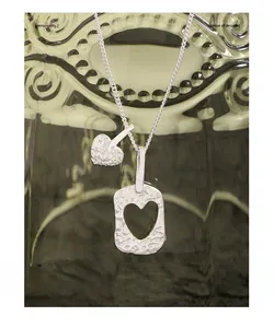 Détail du collier en argent S925 avec pendentifs cœur martelé et plaque rectangulaire