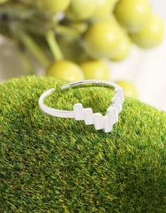 Detailed view of S925 sterling silver V-shape ring with geometric pixel block design