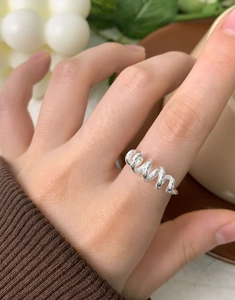 Vue détaillée d'une bague spirale en argent sterling S925 portée au doigt