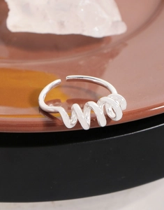 Vue macro de la bague ressort spirale en argent sterling S925 avec gravure poinçon