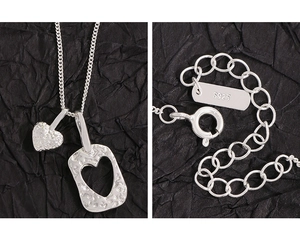 Vue détaillée des doubles pendentifs cœur en argent sterling S925 avec texture martelée