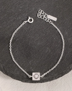 Détail d'un bracelet en argent S925 avec zircon carré et chaînette d'extension fine