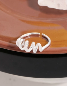 Détail macro d'une bague à ressort en argent S925 avec poinçon et gravure eun de luxe