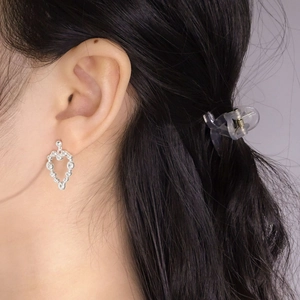 Boucles d'oreilles cœur en argent 925 avec zirconiums portées par un mannequin