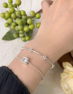 Bracelets en argent superposés avec breloque en zircon carré et chaîne à billes minimaliste