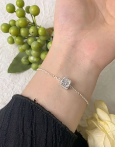 Gros plan d'une chaîne en argent S925 avec pendentif géométrique en zircone sur le poignet