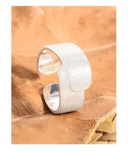 Dettaglio macro di anello a fascia larga in argento S925 con trama a griglia fine