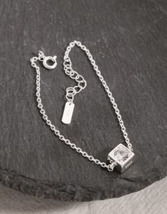 Gros plan du bracelet en argent S925 avec pendentif carré en zircon cubique brillant